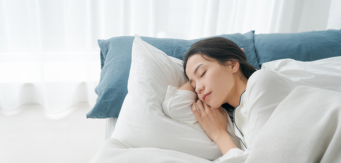 寝室でぐっすり眠る女性