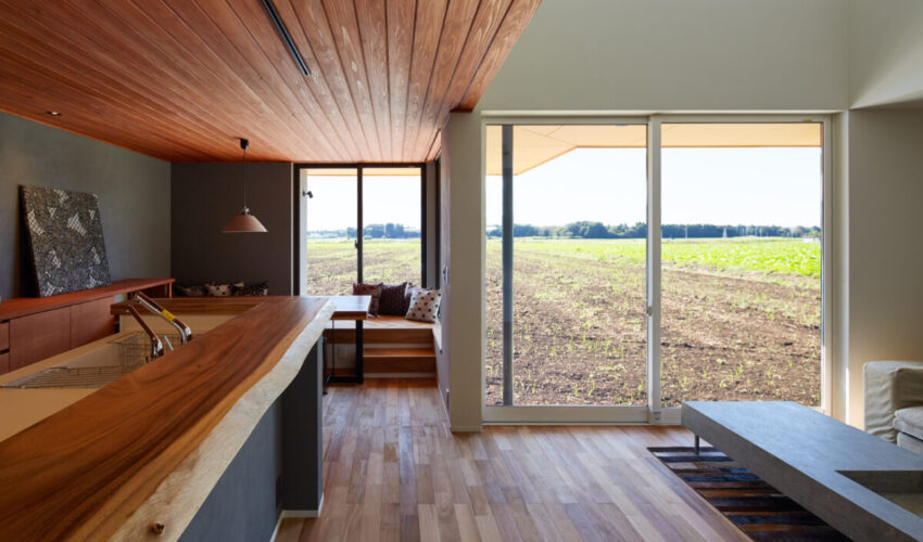深い軒が外とつながる家