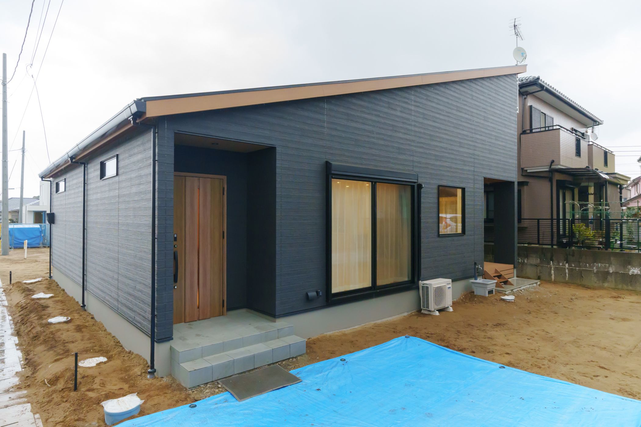 秘密基地のような小屋裏収納のある平屋