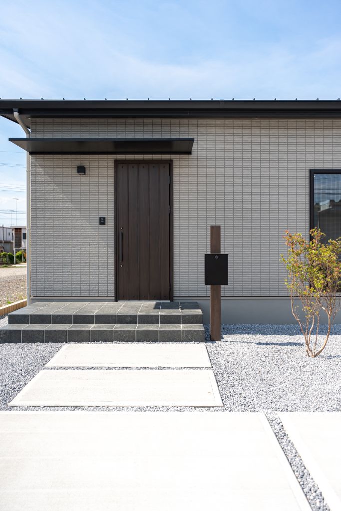 伊勢山町2期 No.1 の玄関外観（片流れ屋根の平屋）