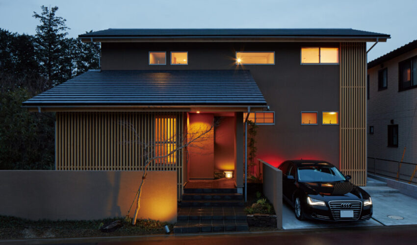 日本伝統の照明が映える家