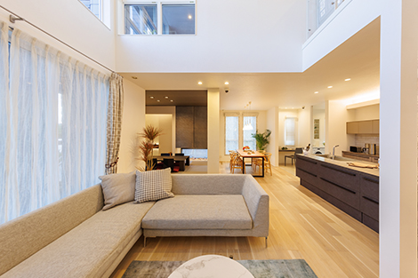 守谷展示場　大きな吹き抜けが、開放感とあたたかな光ある生活をあたえてくれるリビング