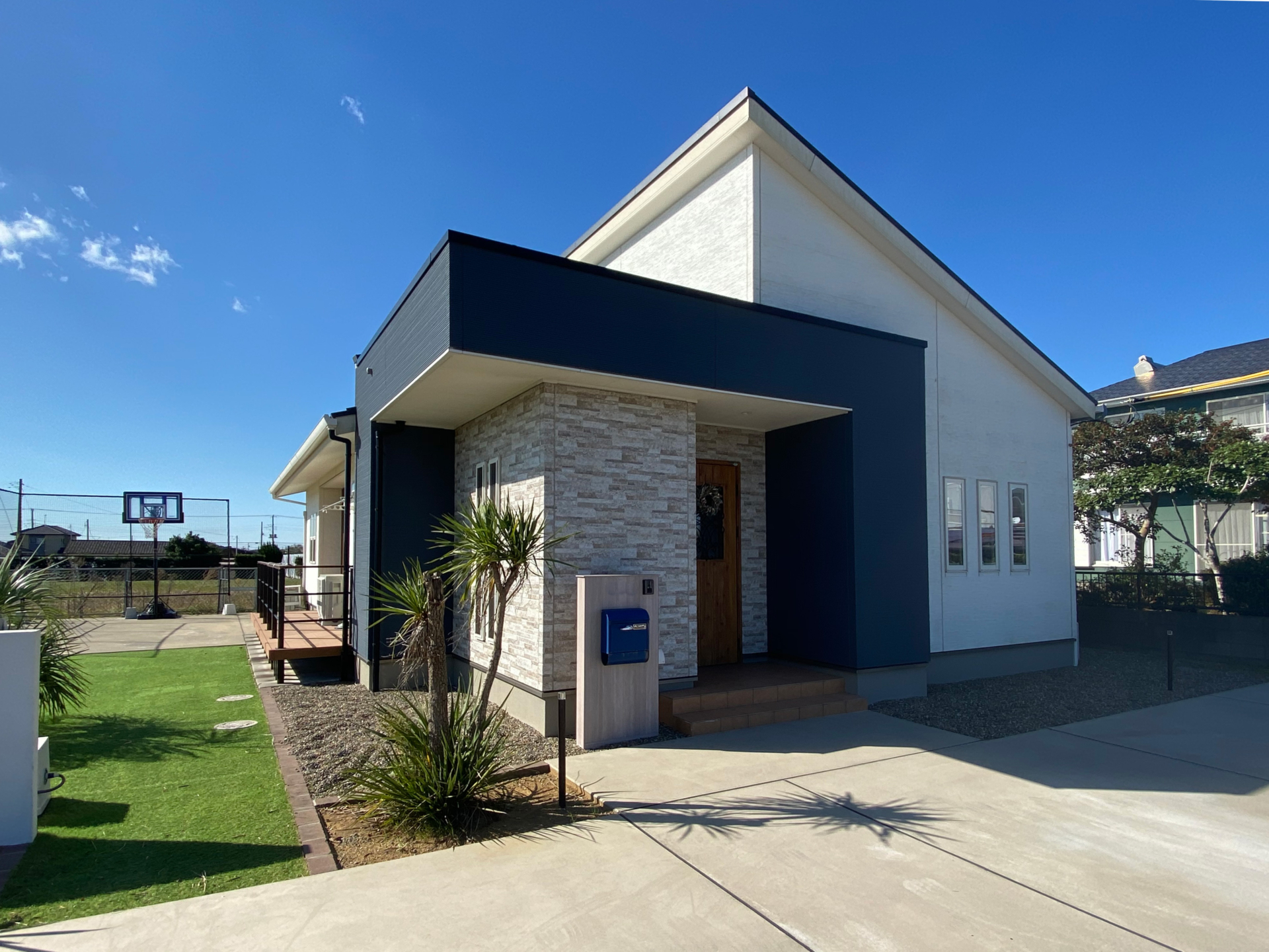 輸入風のインテリアと勾配天井の開放感が際立つ平屋