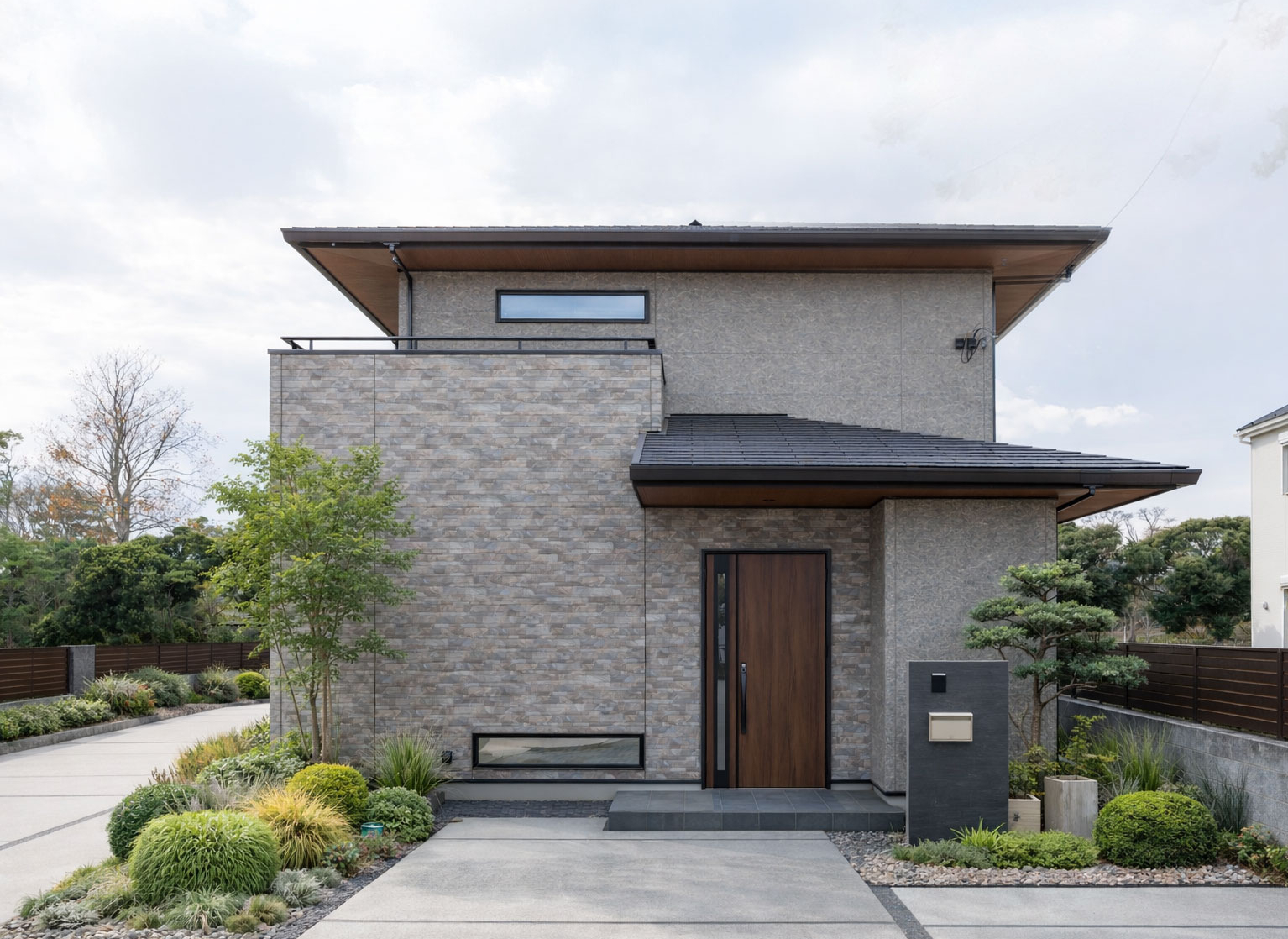 玄関土間からつづく和室が、茶室のような風情を醸す家