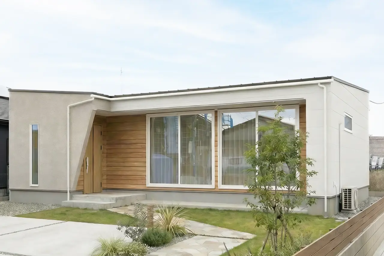 光と木に包まれる平屋