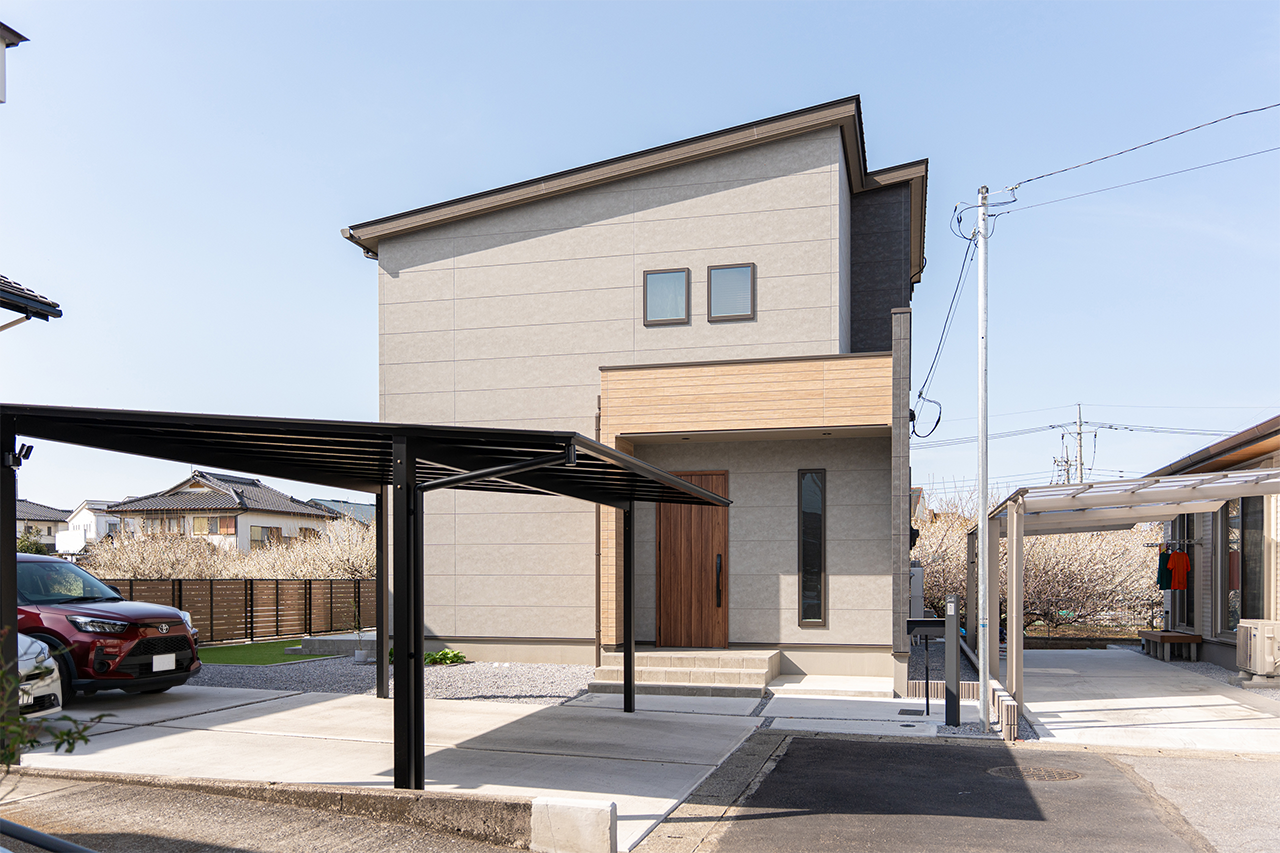 光が注ぐ吹き抜けリビングの家